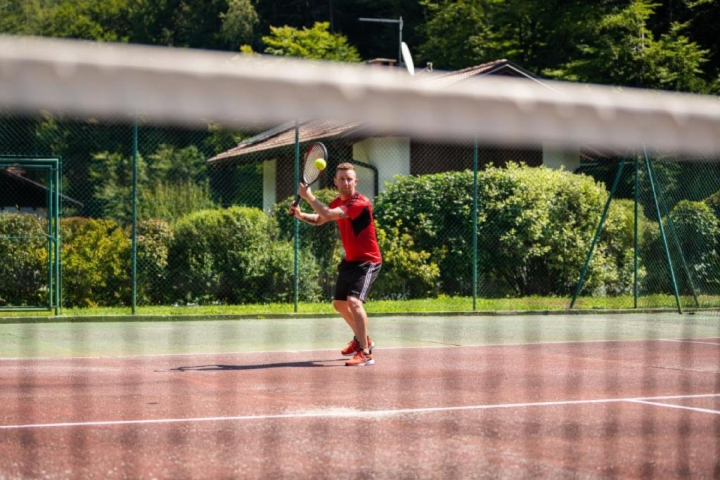 mit eigenem Tennisplatz