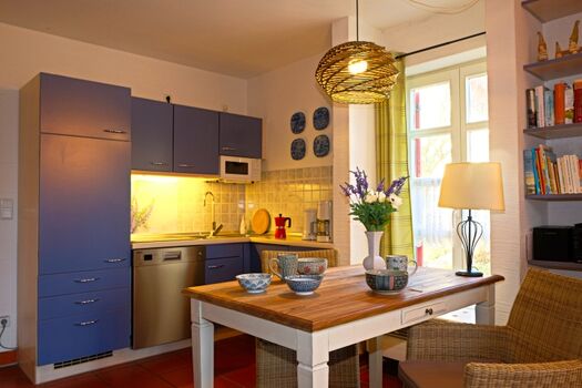 Der Essplatz am Fenster, dahinter die gut ausgestattete Küche