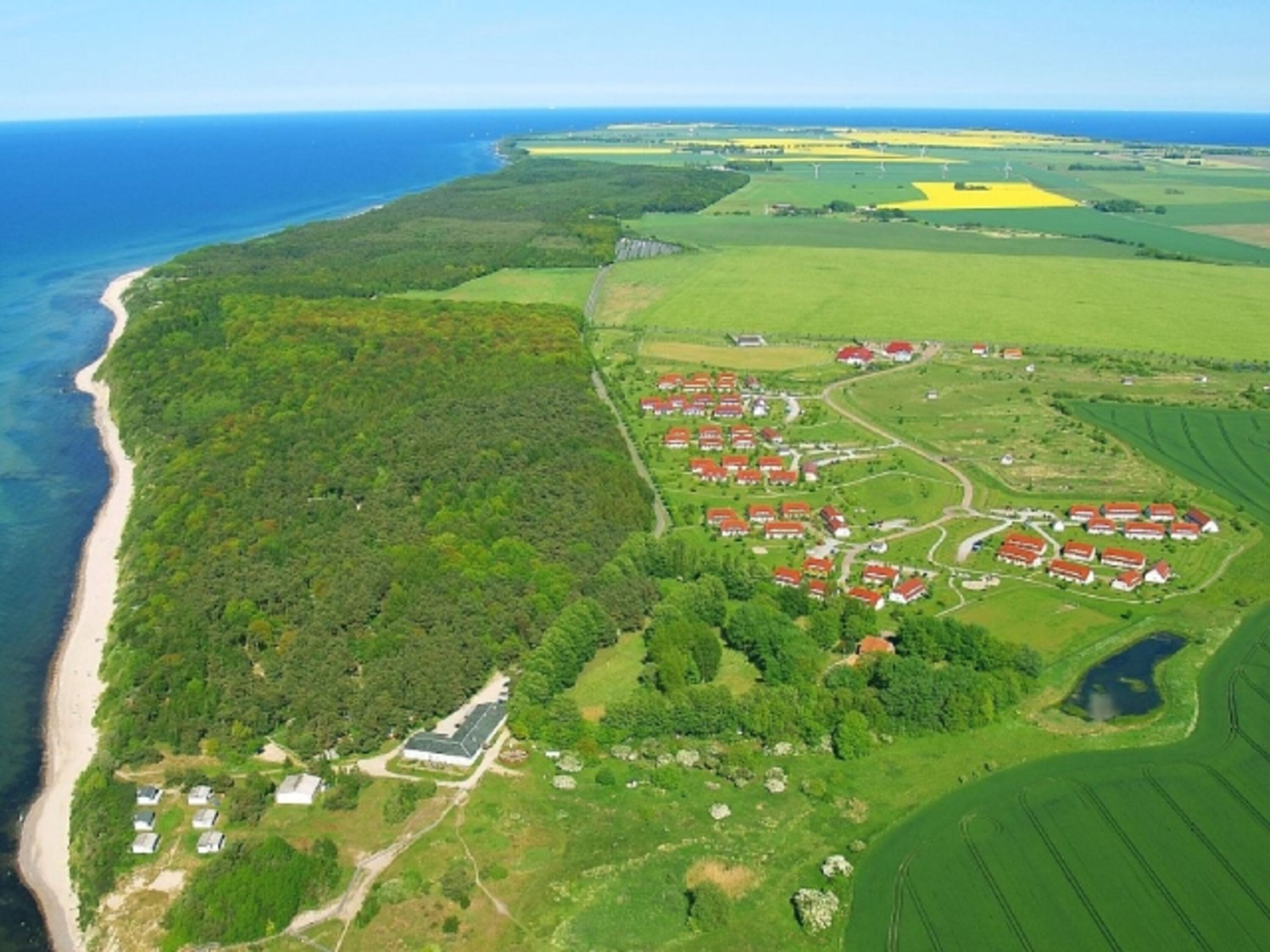 Lage des Feriendorfes unmittelbar hinter dem Küstenwald