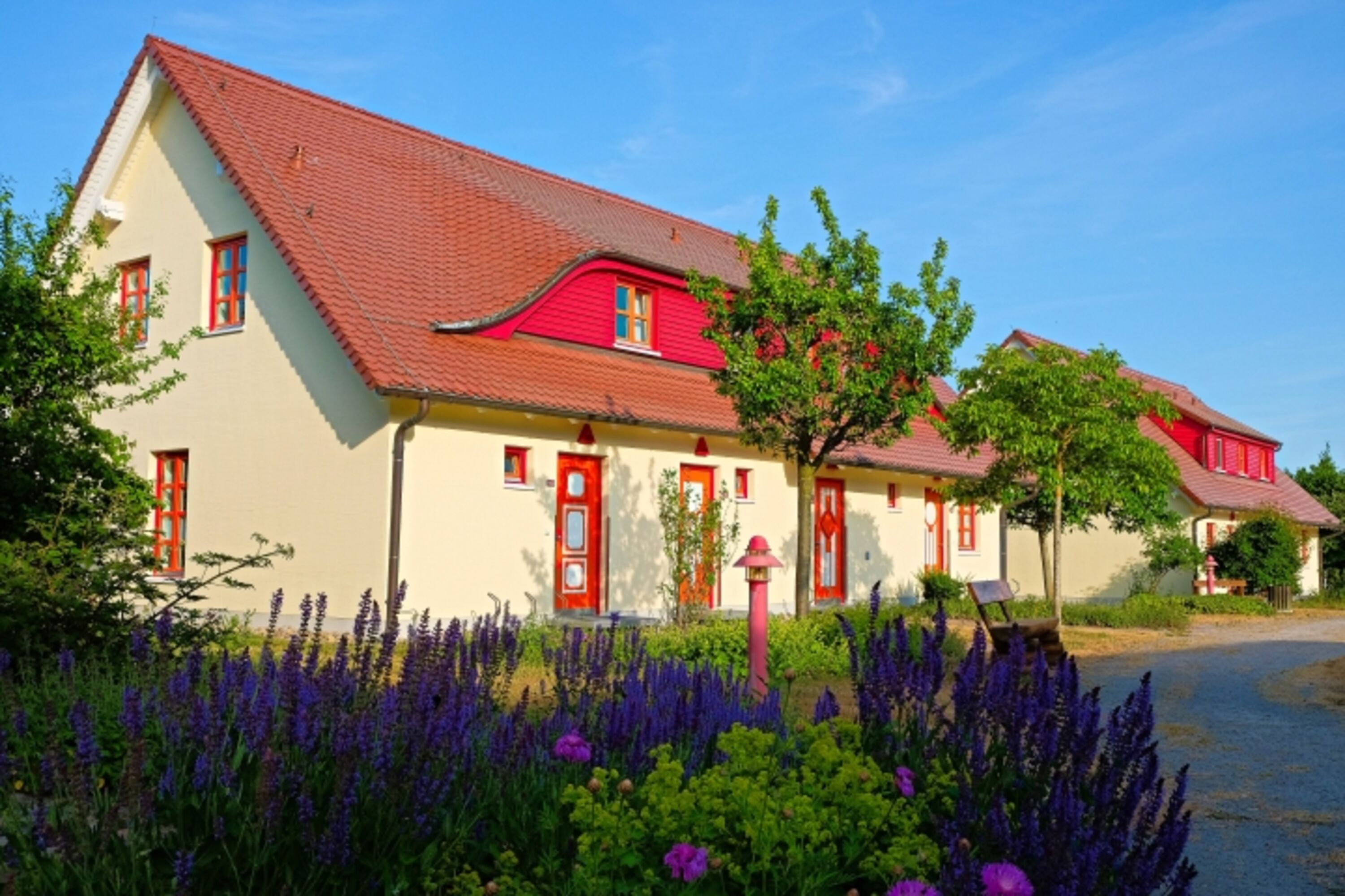 Die Wohnung verfügt über eine eigene Haustür (linke Tür)