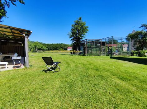 Blick von der Toreinfahrt in den Garten