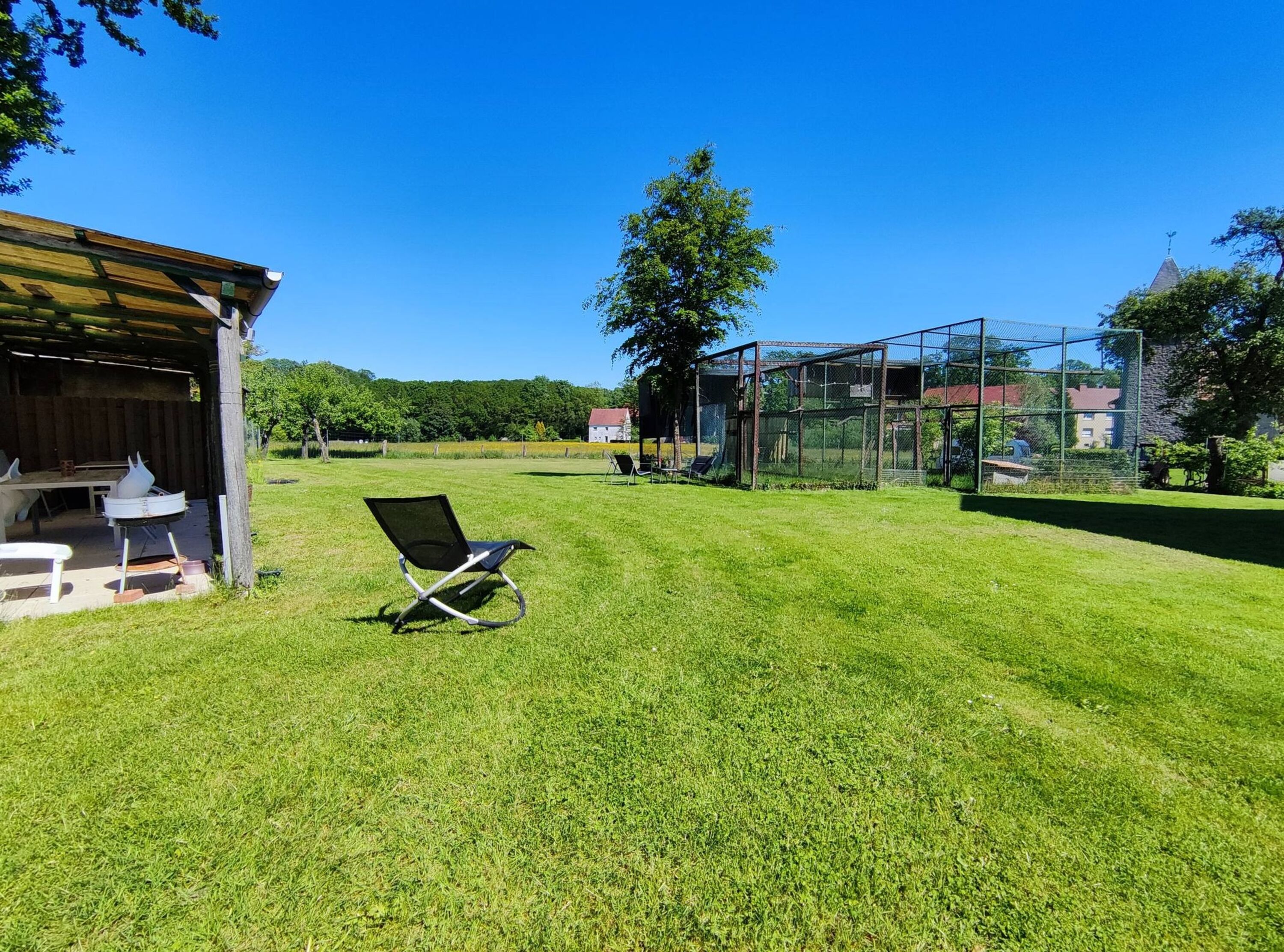 Blick von der Toreinfahrt in den Garten
