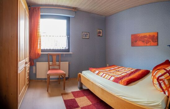 Schlafzimmer mit Doppelbett OG