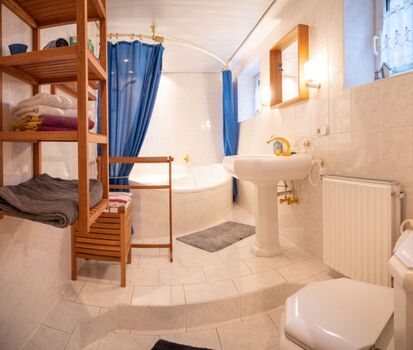 Großes Bad mit Eckbadewanne - EG-