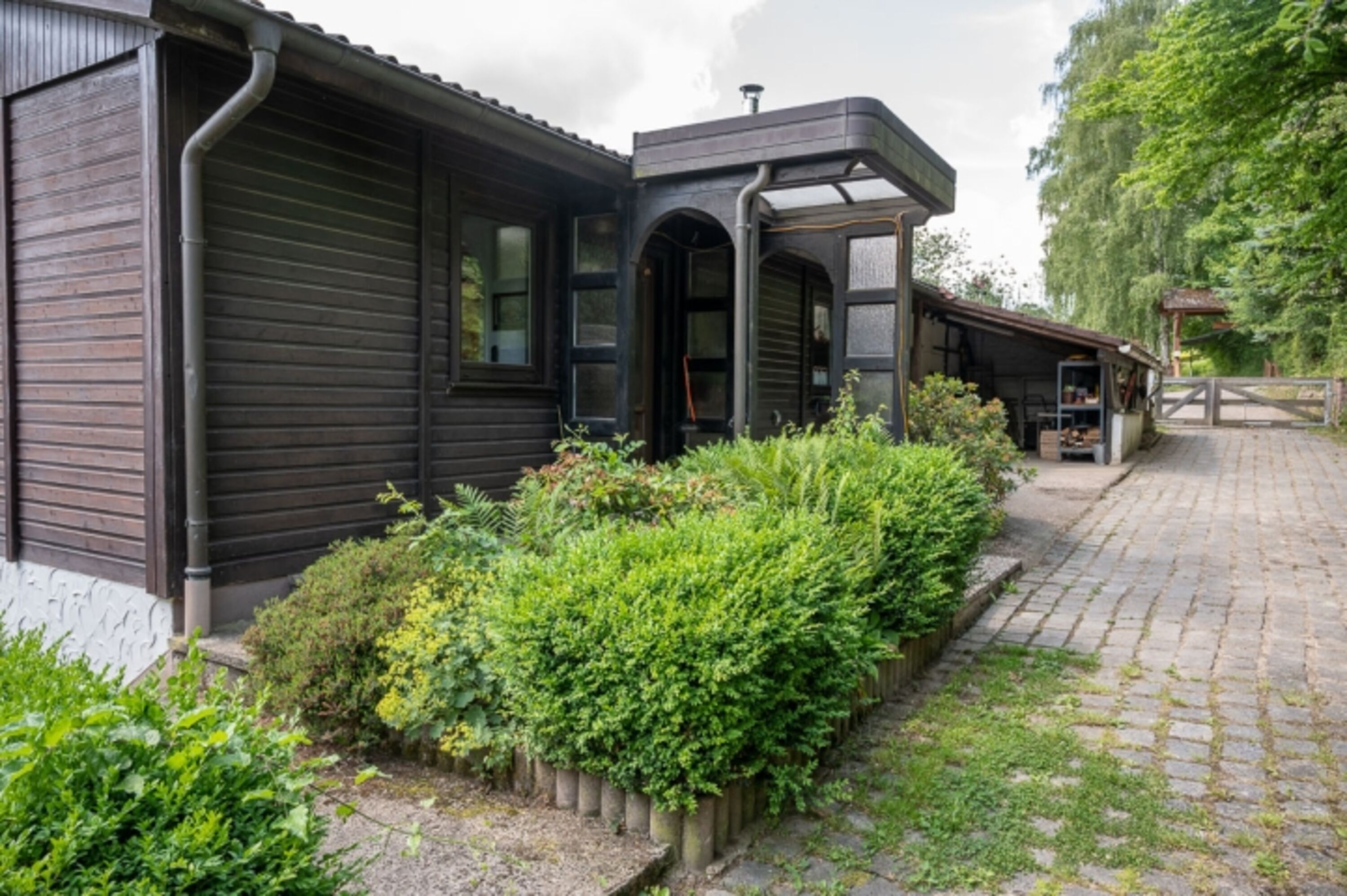 Hauseingang mit Carport 
