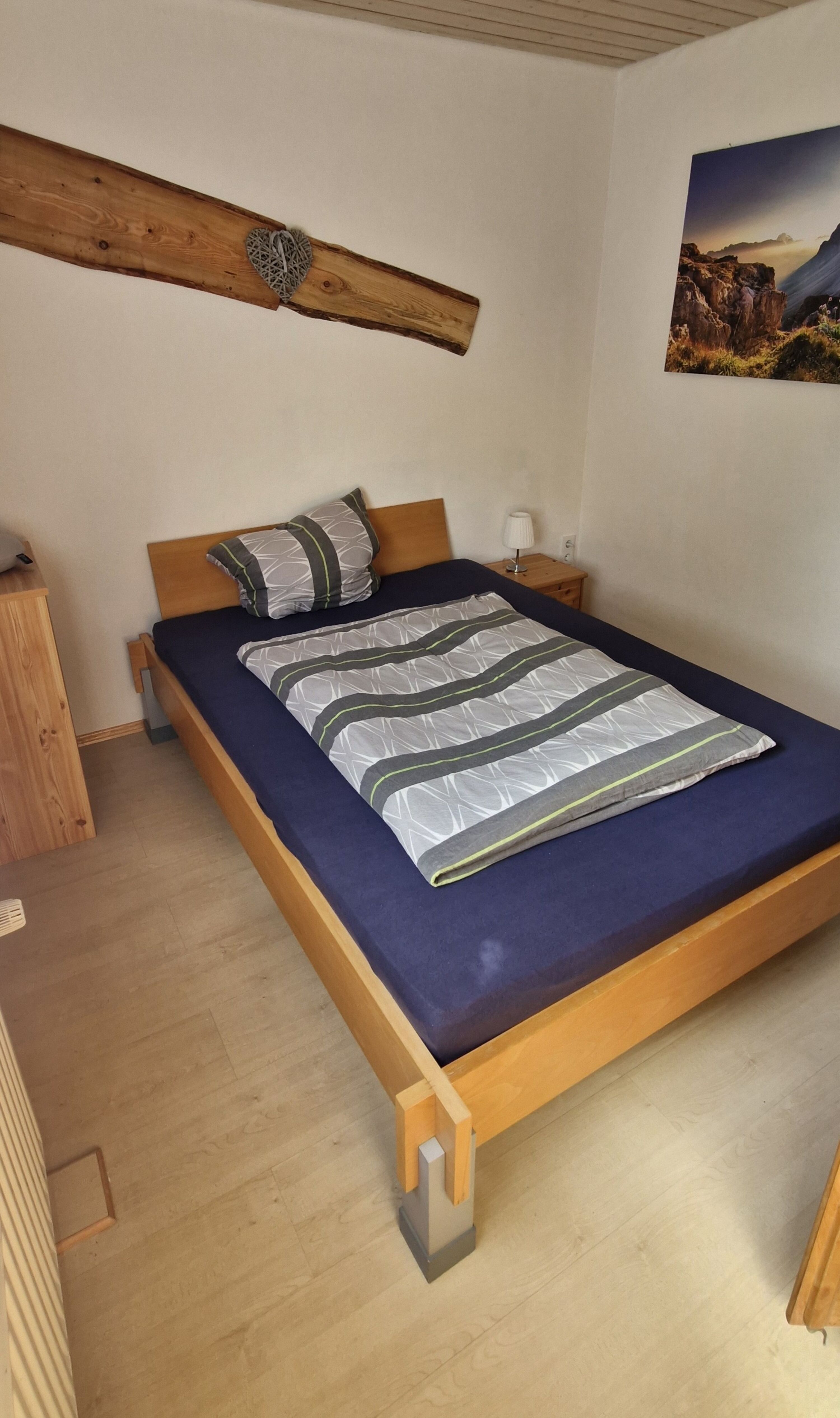 Schlafzimmer mit Doppelbett OG