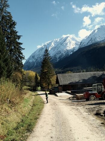 Wanderung auf dem Weg nach Krungl mit Blick auf den Grimming