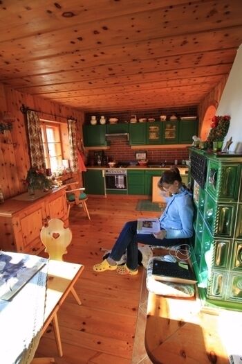 Blick in die Küche mit Kachelofen