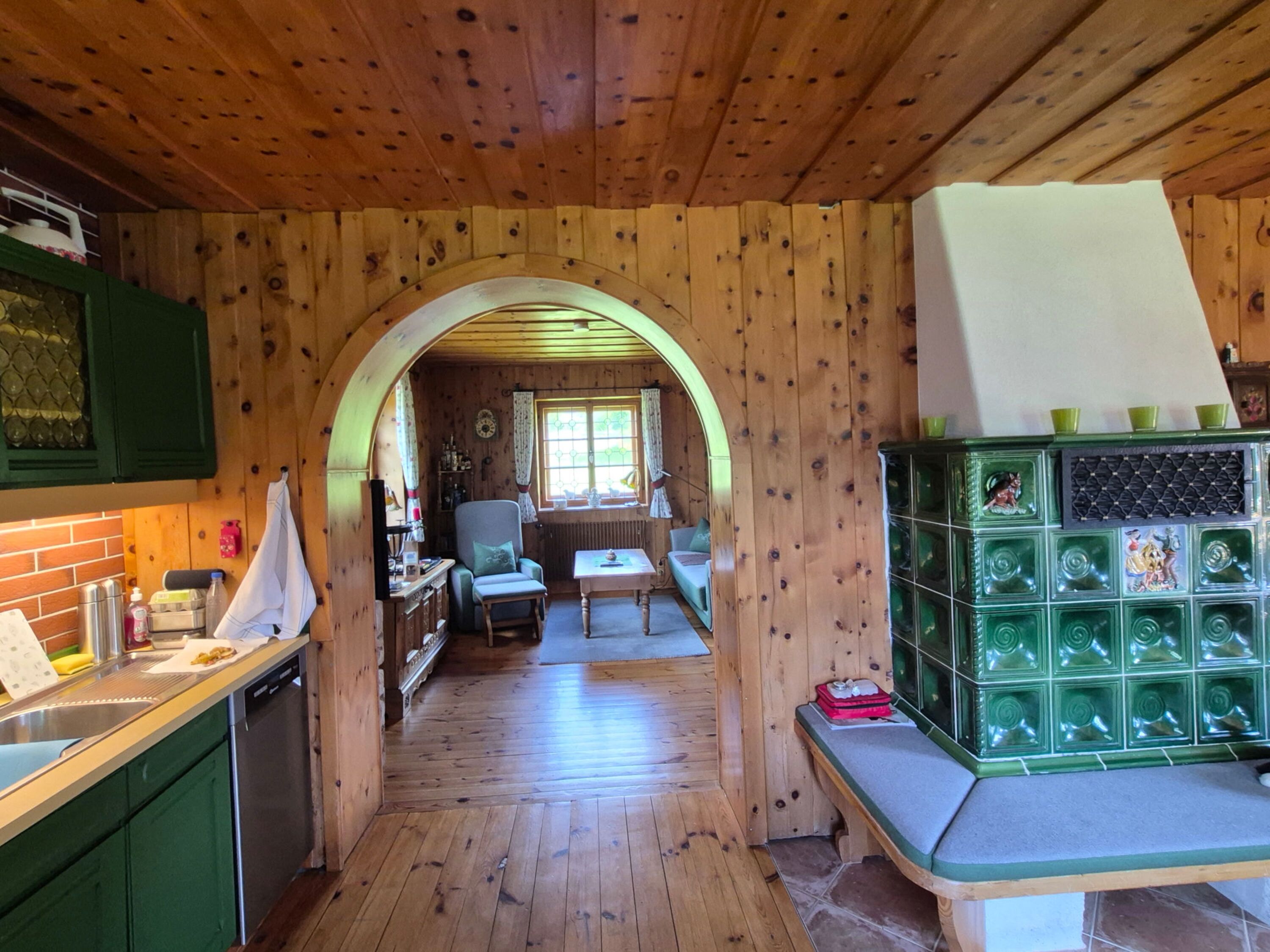 Küxhe, Kacheloffen und Blick in das Wohnzimmer