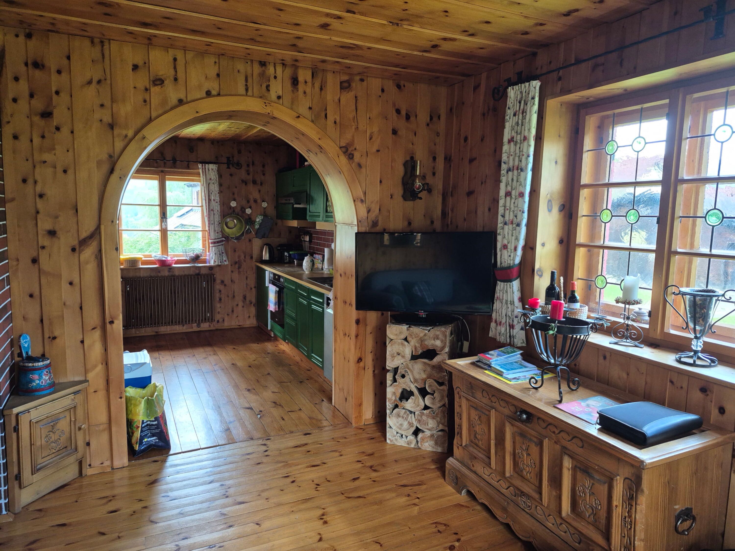 Blick vom Wohnzimmer in die offene Küche