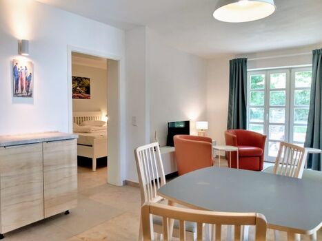 Essplatz, Wohnbereich und Durchblick ins Schlafzimmer