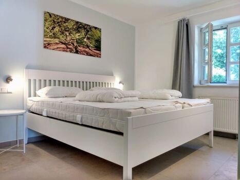 Das frisch renovierte Schlafzimmer mit hochwertigen Matratzen