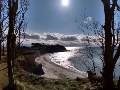 Sonnenuntergang nähe Feriendorf im Winter