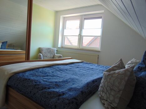 Schlafzimmer mit Doppelbett