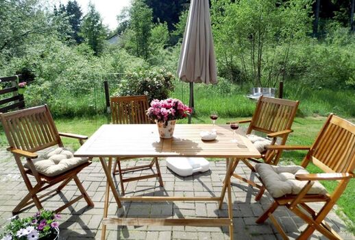 Terrasse (neuer, größerer Zaun ist vorhanden, Bilder folgen)