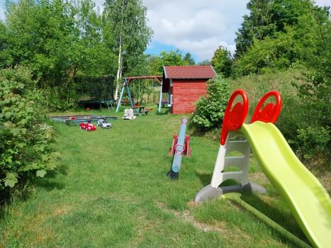 liebevoller Spielplatz auf dem Gelände von Harz mit Herz