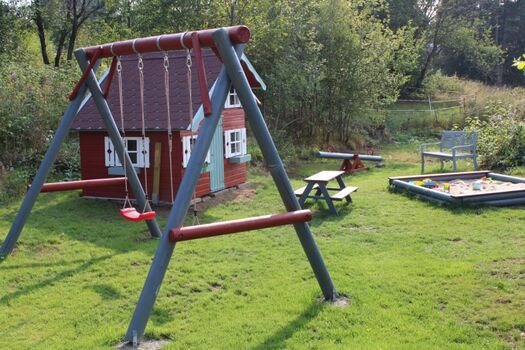 liebevoller Spielplatz auf dem Gelände von Harz mit Herz