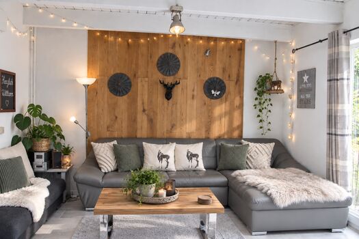 offenes, liebevoll dekoriertes Wohnzimmer