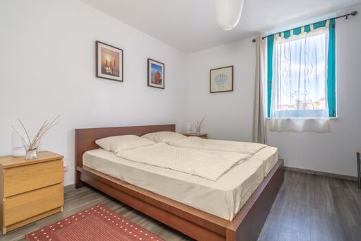 Schlafzimmer 2 mit Doppelbett, TV