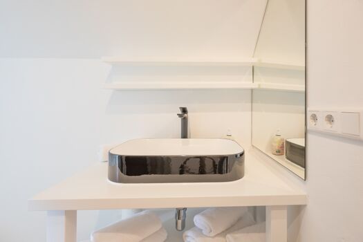 Ferien unter Reet - Kleines modernes Badezimmer im Obergeschoss 