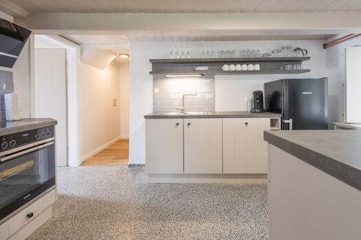 Ferien unter Reet -  Perfekt ausgestattete Küche für entspannte Kochabende 