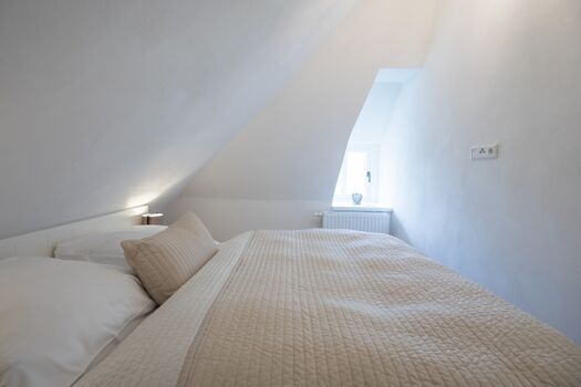 Ferien unter Reet - Eines der zwei Schlafzimmer im Obergeschoss