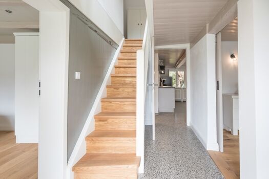 Ferien unter Reet - Flur und Treppenaufgang ins Obergeschoss 