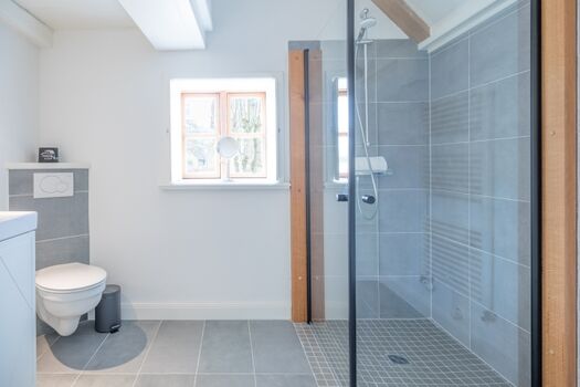 Ferien unter Reet - Badezimmer im Erdgeschoss mit bodengleicher Dusche 