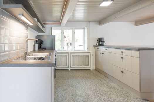 Ferien unter Reet - Großzügige Küche lädt Hobbyköche zum brutzeln ein 