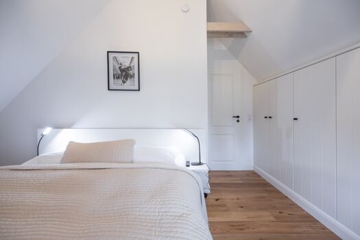 Ferien unter Reet - Schlafzimmer im Obergeschoss mit großem Einbauschrank