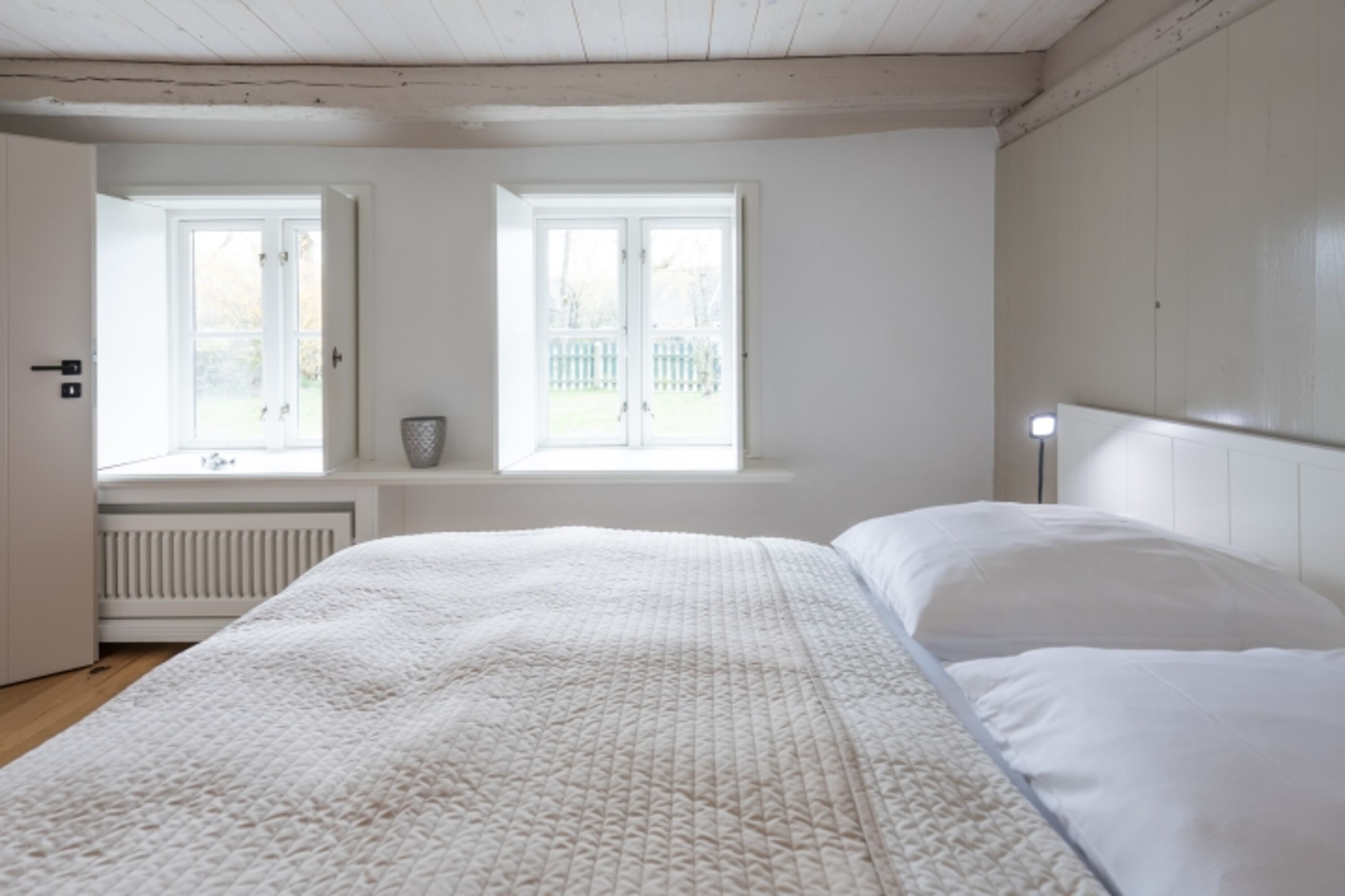 Ferien unter Reet - Schlafzimmer mit großem Doppelbett im Erdgeschoss 