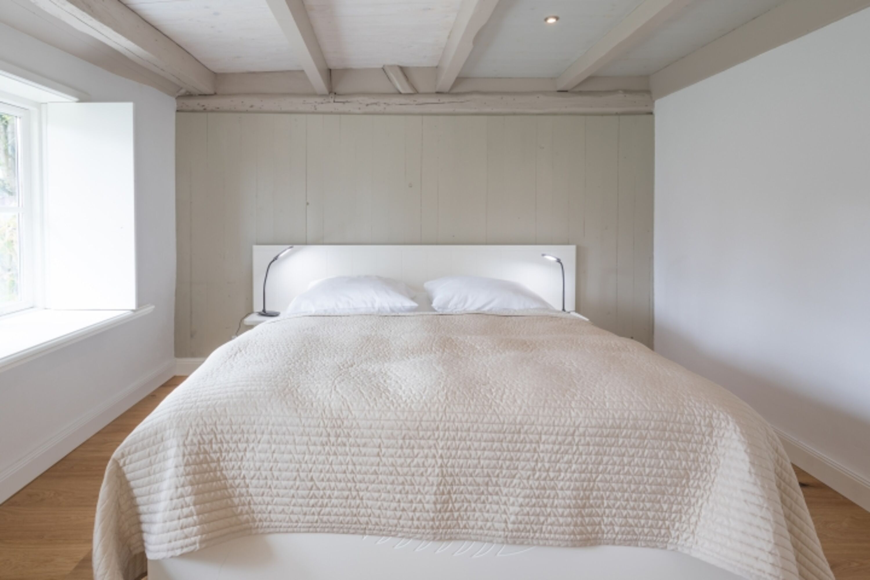 Ferien unter Reet - Schlafzimmer mit großem Doppelbett im Erdgeschoss 