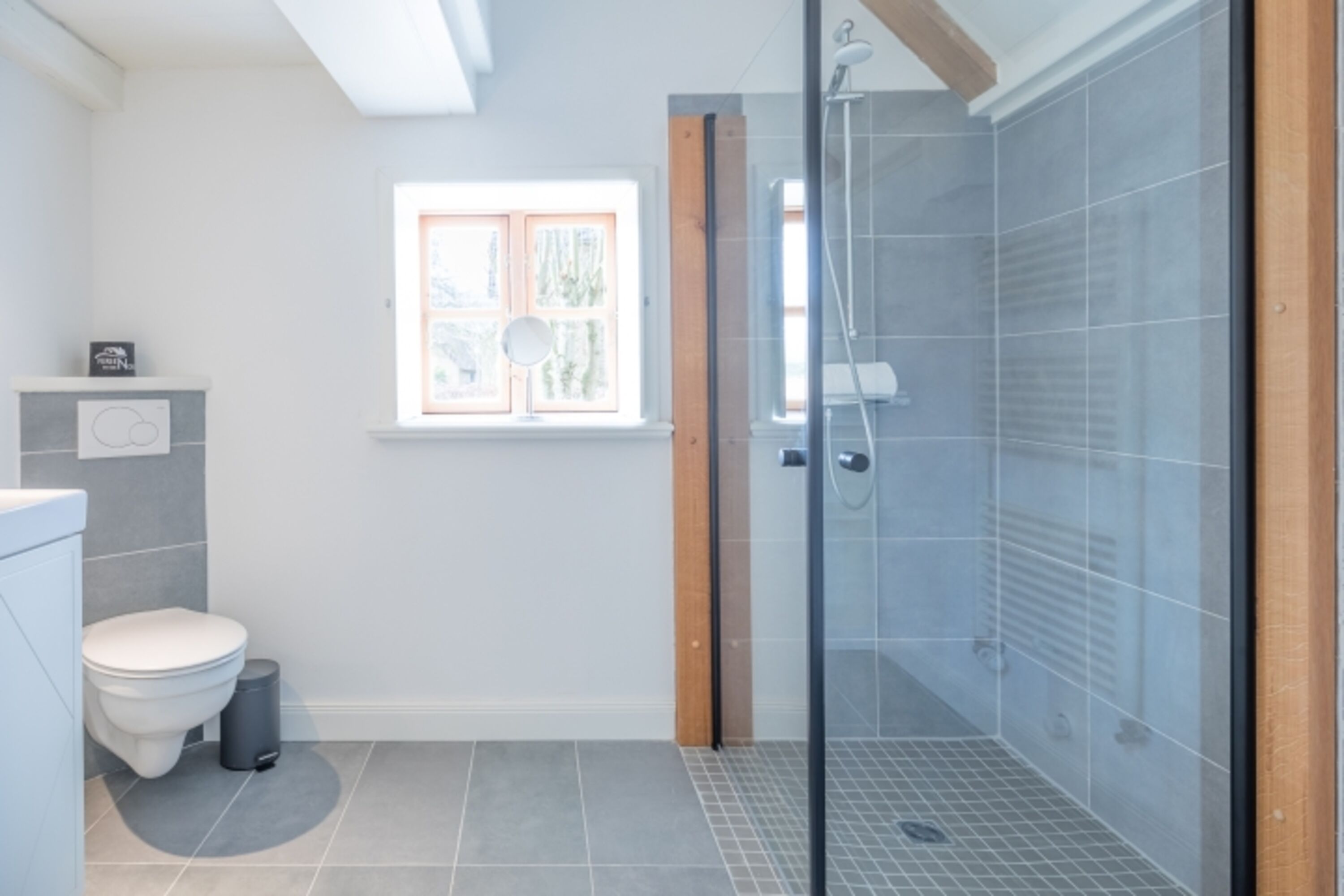 Ferien unter Reet - Badezimmer im Erdgeschoss mit bodengleicher Dusche 