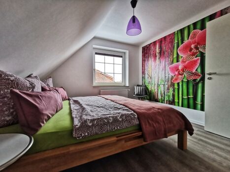 Schlafzimmer mit Doppelbett, Kinderreisebett oder Zustellbett