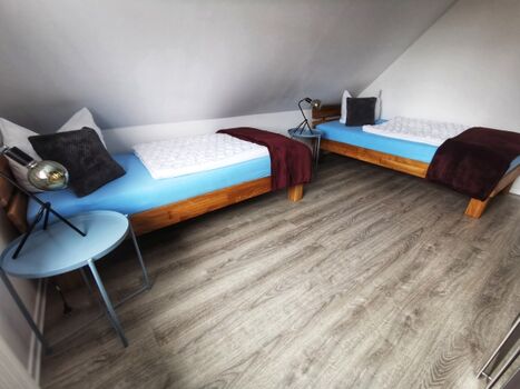 Schlafzimmer 2Einzelbetten und Fernseher