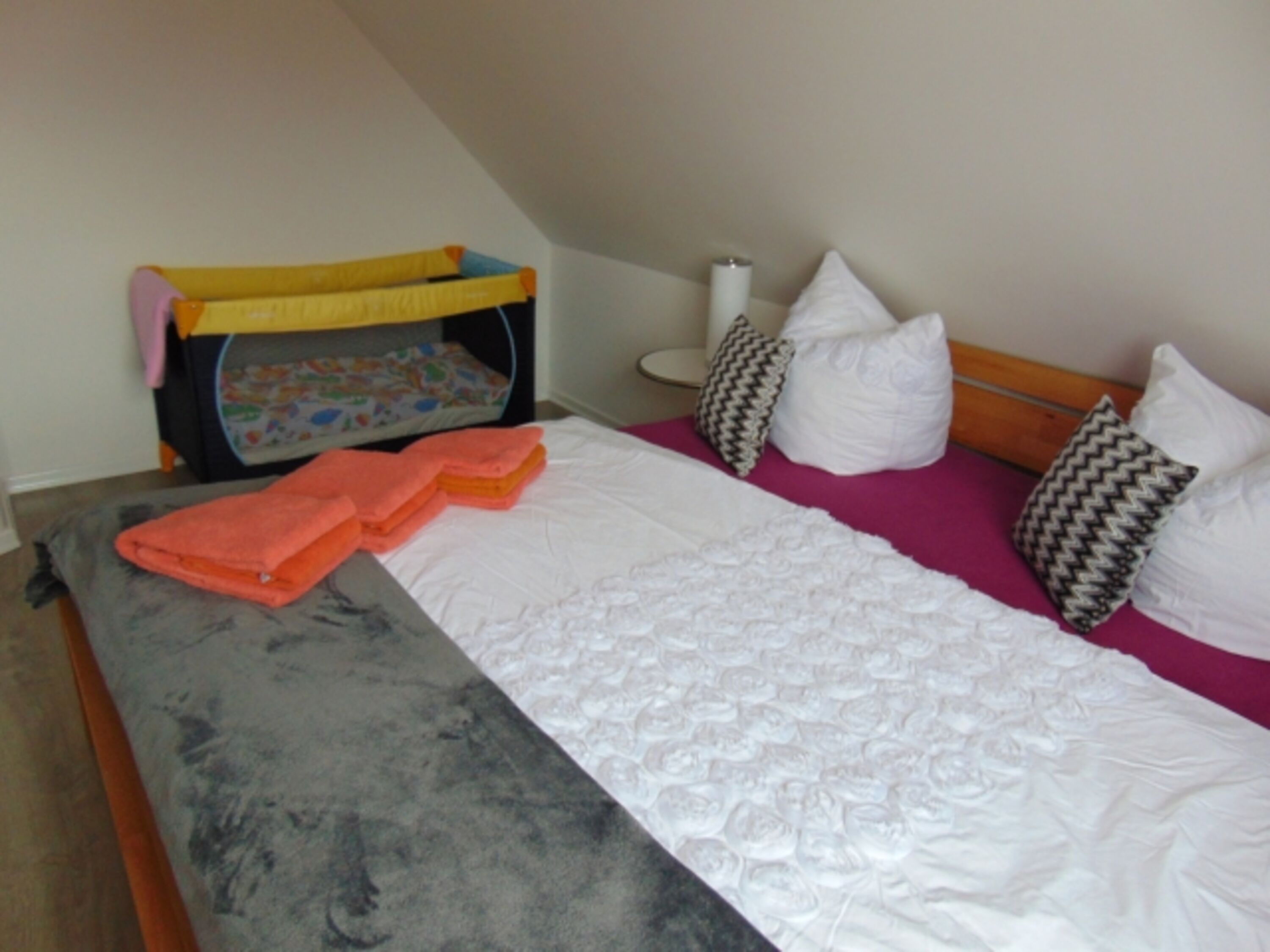 Schlafzimmer mit Reisebett