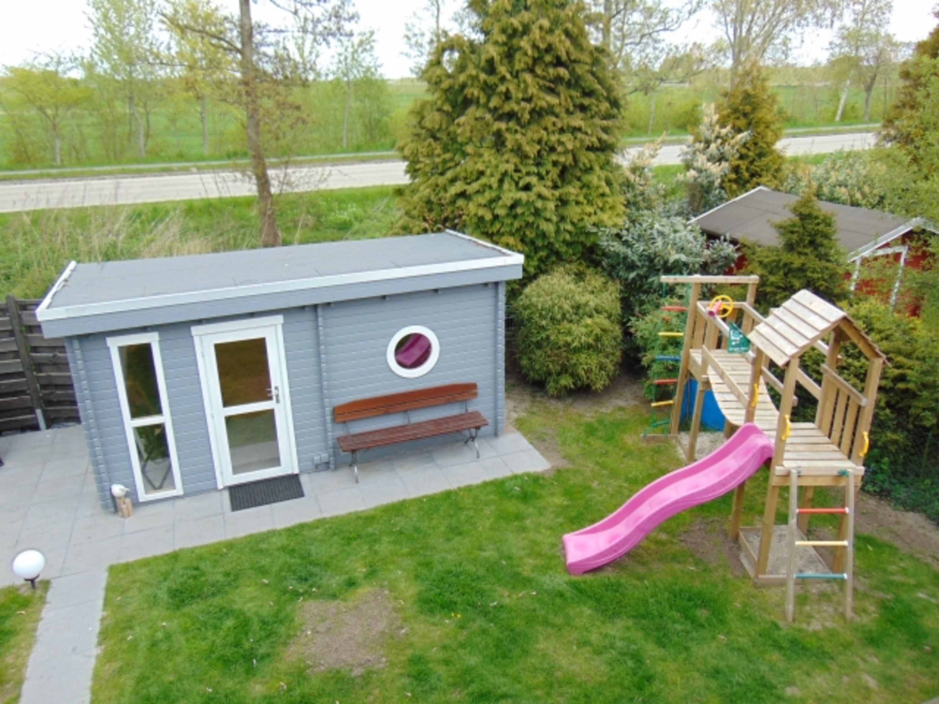 Sauna und Spielturm