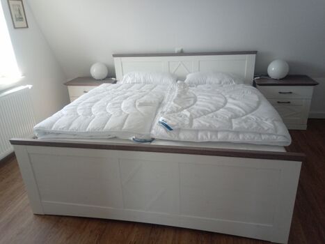 Doppelbett im 1. Schlafzimmer