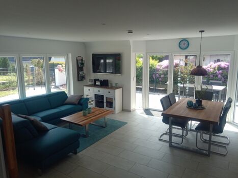 Wohnzimmer mit Küche und Essplatz