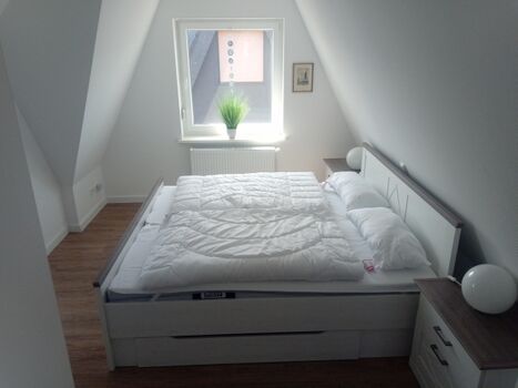 Doppelbett im 1. Schlafzimmer