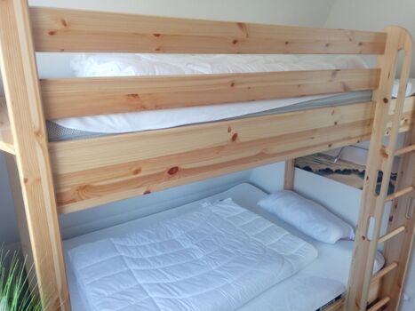 Liegefläche unten 140cm, oben 90cm breit und jeweils 2 m lang