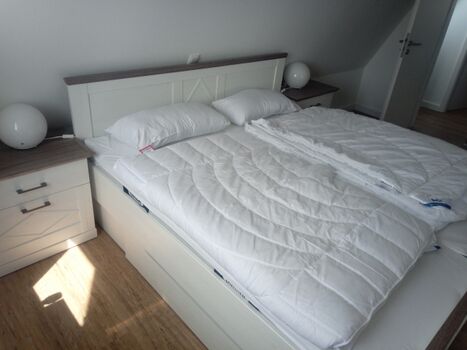 Doppelbett im 1. Schlafzimmer