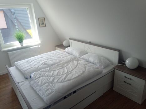 Doppelbett im 1. Schlafzimmer