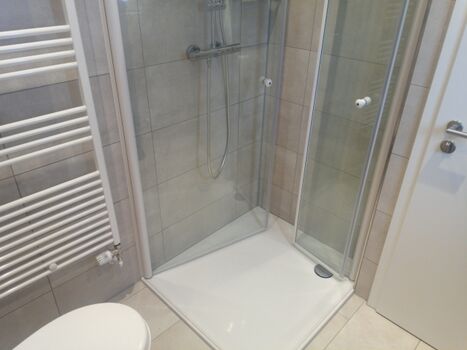 Dusche mit Duschabtrennung