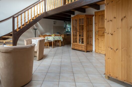 Wohnbereich mit Zugang zur offenen Schlafgalerie