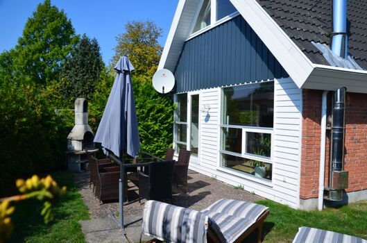 Garten mit Sonnenliegen