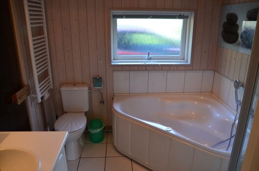 Bad mit Whirlwanne, Dusche und Sauna