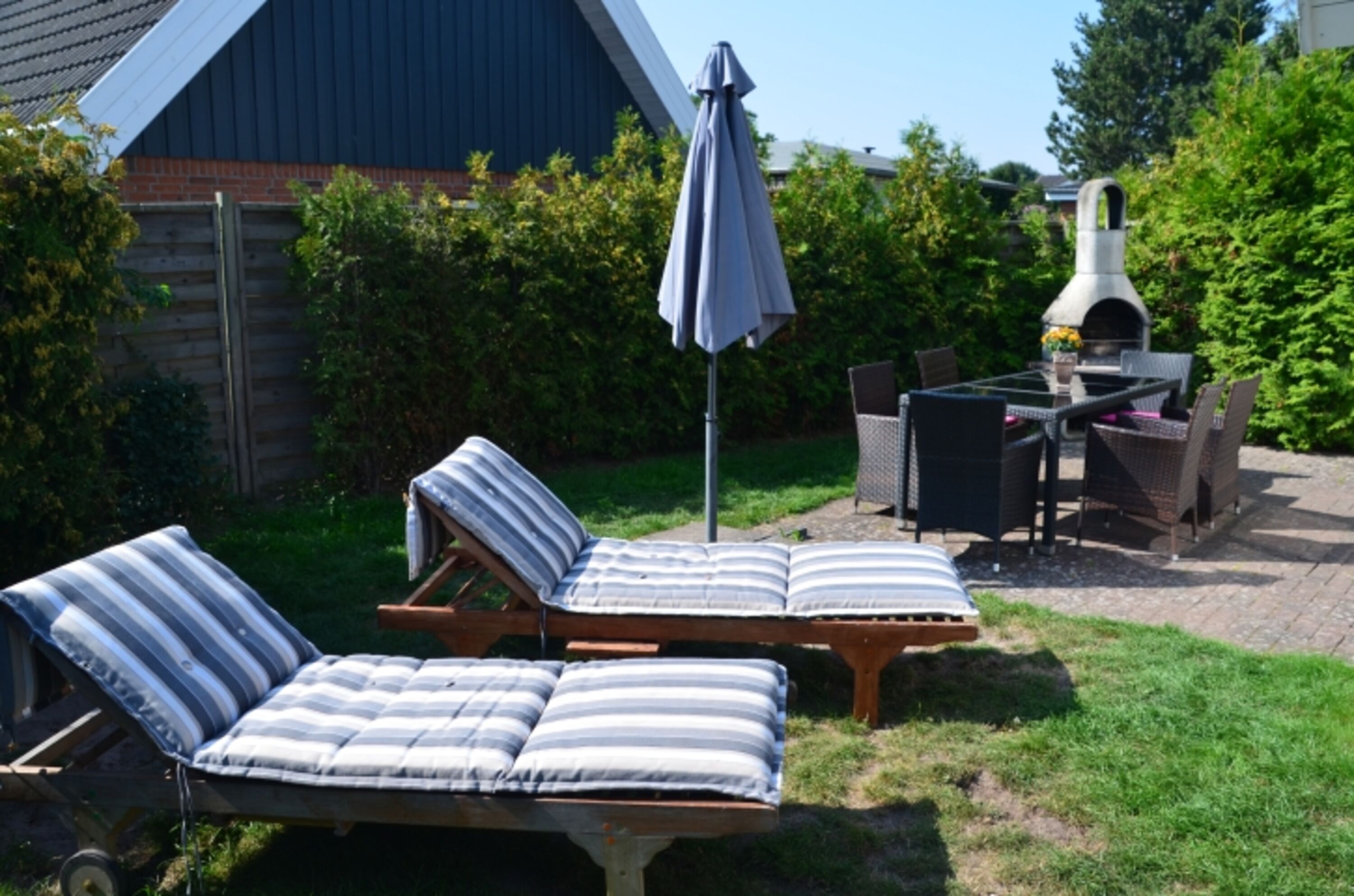 Garten mit Grillkamin