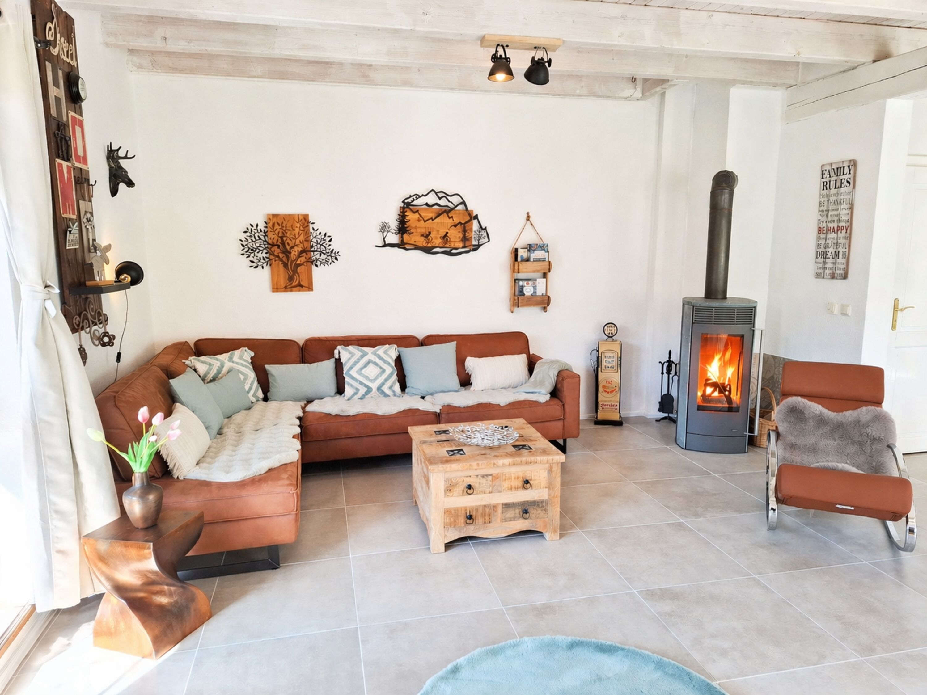 Wohnzimmer mit Kamin