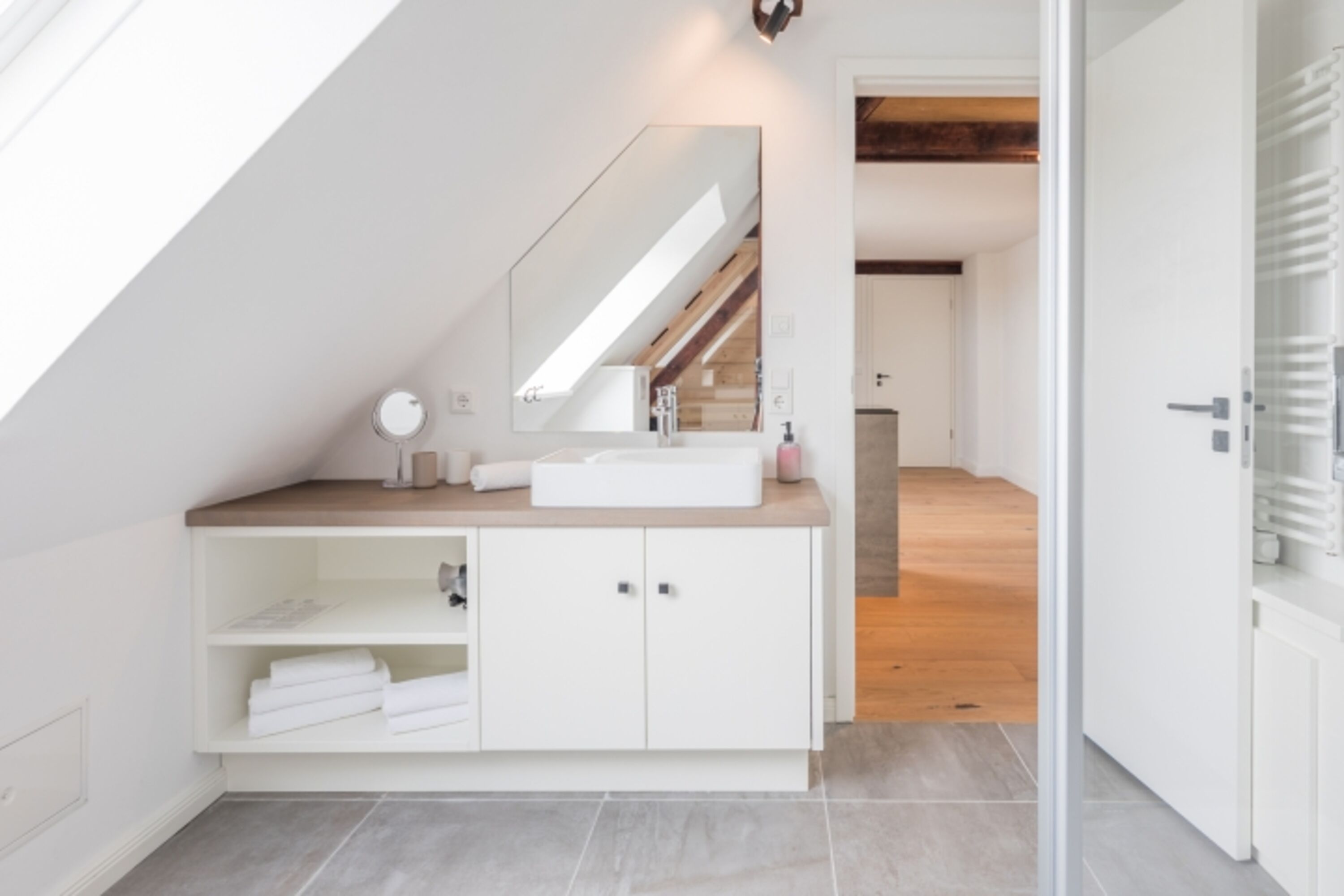 Schleuse twee - Modernes Badezimmer mit allem Komfort